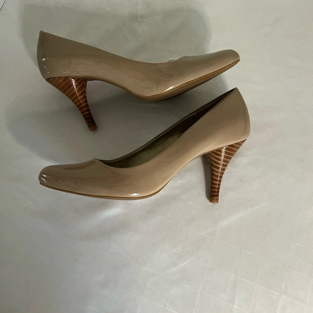 Bandolino Women's Pointy Toe 3.5” Stiletto Heel Pump Size 9 Beige‎ Bd courteous